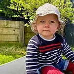 Baby & Toddler Clothing, Plante, Sleeve, Herbe, Happy, Bambin, Headgear, Baby, Leisure, Fun, People In Nature, T-shirt, Chapi Chapo, Enfant, Recreation, Electric Blue, Pattern, Assis, Cap, Jewellery, Personne, Headwear