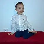 Hair, Joue, Sourire, Dress Shirt, Neck, Human Body, Sleeve, Flash Photography, Baby & Toddler Clothing, Gesture, Knee, Happy, T-shirt, Bambin, Electric Blue, Comfort, Pattern, Bois, Assis, Personne, Joy