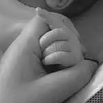 Hand, Jambe, Cloud, Human Body, Eyelash, Fenêtre, Comfort, Gesture, Finger, Black-and-white, Wrist, Thumb, Nail, Chest, Gadget, Elbow, Human Leg, Trunk, Baby, Noir & Blanc