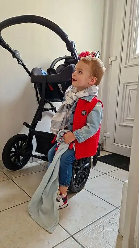 Wheel, Tire, Door, Baby & Toddler Clothing, Baby, Bambin, Baby Carriage, Sneakers, Electric Blue, Baby Products, Enfant, Boot, Assis, Sandal, Automotive Wheel System, Automotive Tire, Suit, Spoke, Rim, DÃ©guisements, Personne