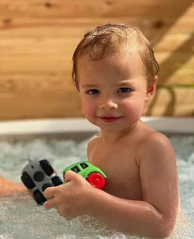 Peau, Eau, Sourire, Human Body, Jouets, Swimming Pool, Happy, Fun, Bambin, Chest, Leisure, Bathing, Enfant, Recreation, Baby Playing With Toys, Baby, Play, Carmine, Nail, Baby Products, Personne, Joy