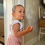 Joue, Peau, Shoulder, Baby & Toddler Clothing, Neck, Sleeve, Picture Frame, Gesture, Happy, Dress, Bambin, Sourire, Baby, Thumb, Bois, Elbow, Fun, Blond, Television, Personne