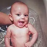 Joue, Sourire, Peau, Hand, Eau, Stomach, Mouth, Muscle, Baby Bathing, Human Body, Neck, Iris, Happy, Chest, Baby, Finger, Bathing, Trunk, Bambin, Thumb, Personne
