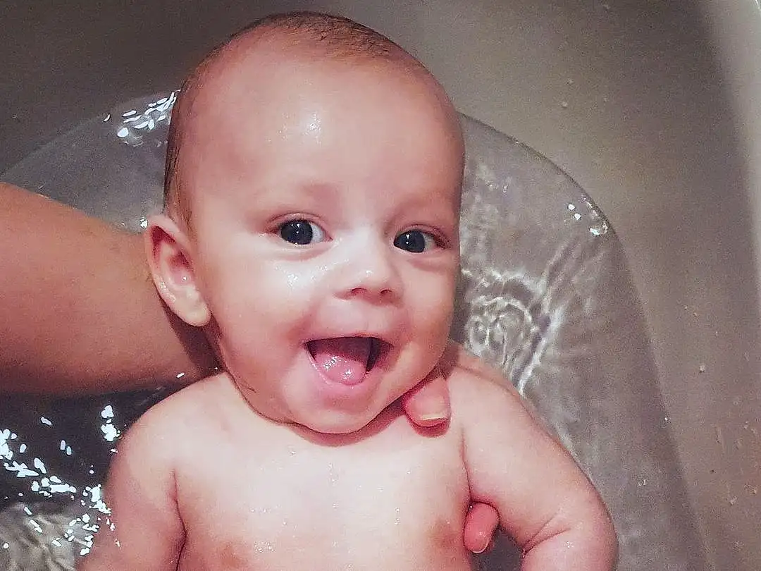 Joue, Sourire, Peau, Hand, Eau, Stomach, Mouth, Muscle, Baby Bathing, Human Body, Neck, Iris, Happy, Chest, Baby, Finger, Bathing, Trunk, Bambin, Thumb, Personne