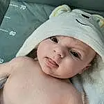 Joue, Lip, Sourire, Yeux, Eyebrow, Comfort, Baby, Happy, Bambin, Cap, Eyelash, Enfant, Chest, Linens, Fashion Accessory, Thumb, Portrait Photography, Abdomen, Stomach, Baby & Toddler Clothing, Personne, Headwear