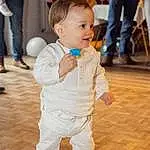 Clothing, Peau, Trousers, Shoe, Jambe, Sourire, Sleeve, Gesture, Happy, Bambin, Bois, Baby & Toddler Clothing, Hardwood, Enfant, Baby, Formal Wear, Event, Fun, Personne