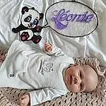 Facial Expression, Blanc, Comfort, Baby & Toddler Clothing, Textile, Sleeve, Rose, Baby Sleeping, Font, Baby, Linens, Pattern, Jouets, Bed, Happy, Enfant, Bedding, Baby Products, Personne