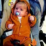 Visage, Joue, Head, Orange, Comfort, Baby Carriage, Baby, Baby & Toddler Clothing, Bambin, Car Seat, Lap, Enfant, Baby Products, Baby In Car Seat, Chair, Assis, Stuffed Toy, Baby Safety, Jouets, Bag, Personne