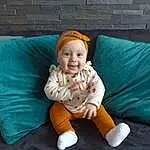 Sourire, Head, Yeux, Comfort, Human Body, Sleeve, Couch, Happy, Baby & Toddler Clothing, Chapi Chapo, Baby, Bambin, Fun, Assis, Foot, Lap, Brick, Linens, Portrait Photography, Personne