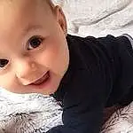 Nez, Joue, Peau, Head, Sourire, Lip, Eyebrow, Yeux, Facial Expression, Mouth, Flash Photography, Baby & Toddler Clothing, Sleeve, Happy, Gesture, Iris, Eyelash, Baby, Tummy Time, Bambin, Personne