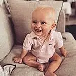 Joue, Peau, Sourire, Chin, Yeux, Comfort, Sleeve, Baby & Toddler Clothing, Iris, Happy, Baby, Couch, Bambin, Flash Photography, Assis, Enfant, Linens, Chair, Bois, Personne, Joy