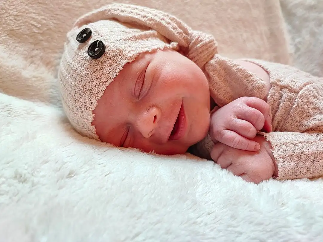 Visage, Peau, Head, Yeux, Comfort, Textile, Baby Sleeping, Gesture, Baby, Bambin, Linens, Towel, Event, Fashion Accessory, Baby & Toddler Clothing, Poil, Cap, Portrait Photography, Flesh, Sleep, Personne, Headwear