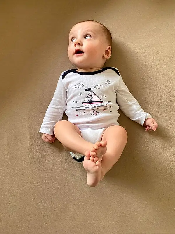 Visage, Joue, Head, Baby & Toddler Clothing, Human Body, Sleeve, Flash Photography, Happy, Baby, Bambin, Bois, Human Leg, Knee, Foot, Barefoot, Enfant, Assis, T-shirt, Personne, Surprise