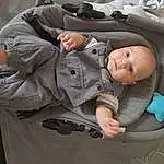 Joue, Head, Comfort, Baby Carriage, Human Body, Baby & Toddler Clothing, Baby, Gesture, Bambin, Sleeve, Baby Products, Enfant, Assis, Arbre, Herbe, Sleep, Baby Safety, Sieste, Personne