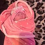 Joue, Baby & Toddler Clothing, Comfort, Textile, Sleeve, Rose, Baby Sleeping, Stomach, Baby, Bambin, Linens, Magenta, Beauty, Baby Products, Peach, Pattern, Carmine, Room, Bedtime, Enfant, Personne, Headwear
