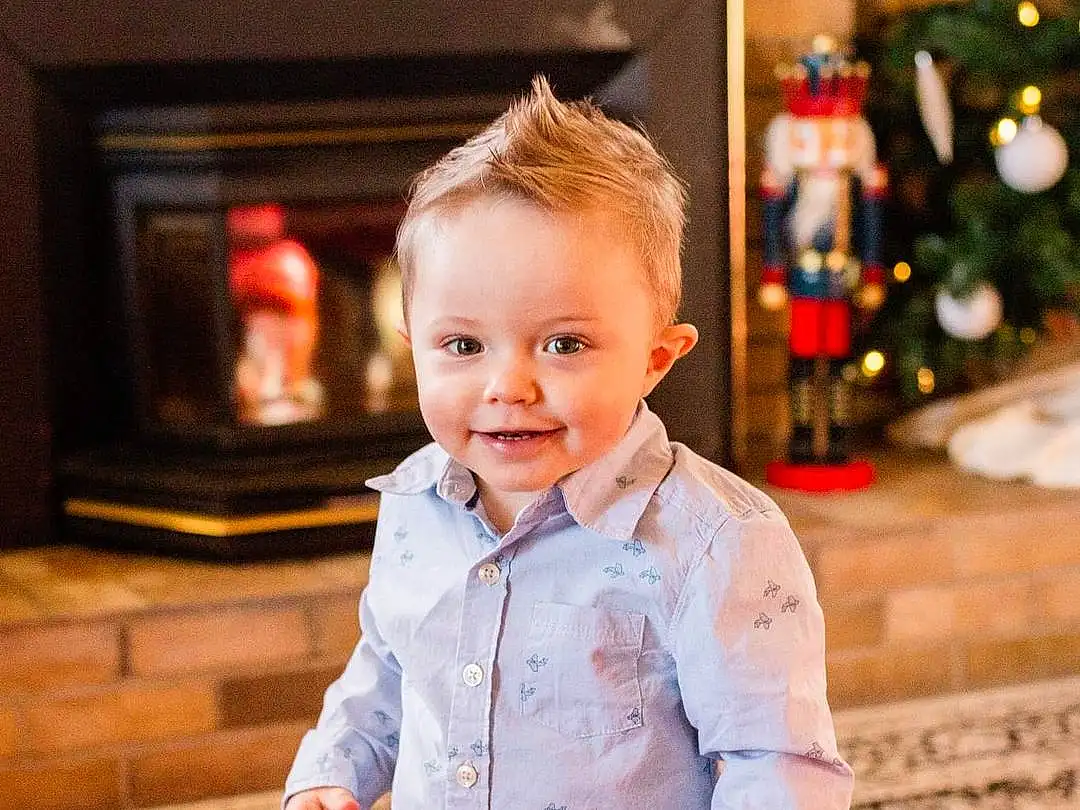 Sourire, Jeans, Christmas Tree, Photograph, Yeux, Light, Green, Lighting, Debout, Happy, Bois, Red, Fun, Baby, Flash Photography, Bambin, People In Nature, Baby & Toddler Clothing, People, Personne
