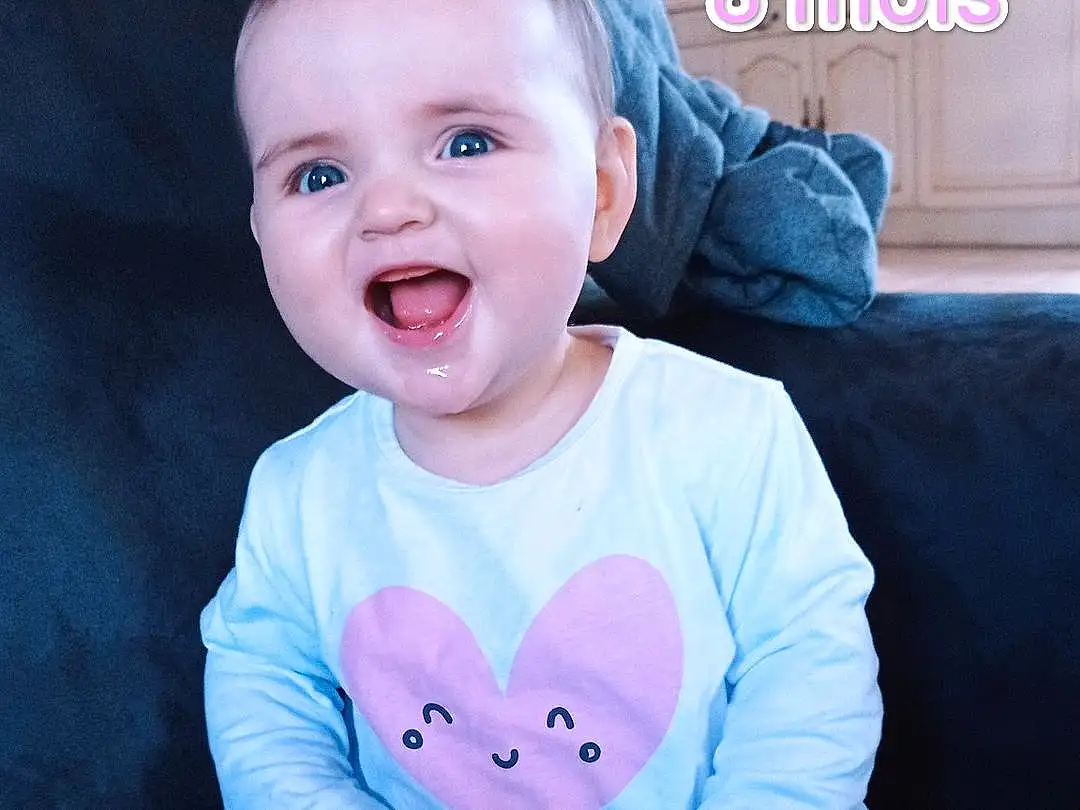 Visage, Joue, Peau, Head, Sourire, Bras, Yeux, Blanc, Purple, Bleu, Baby & Toddler Clothing, Textile, Sleeve, Happy, Flash Photography, Rose, Finger, Baby, Couch, Bambin, Personne