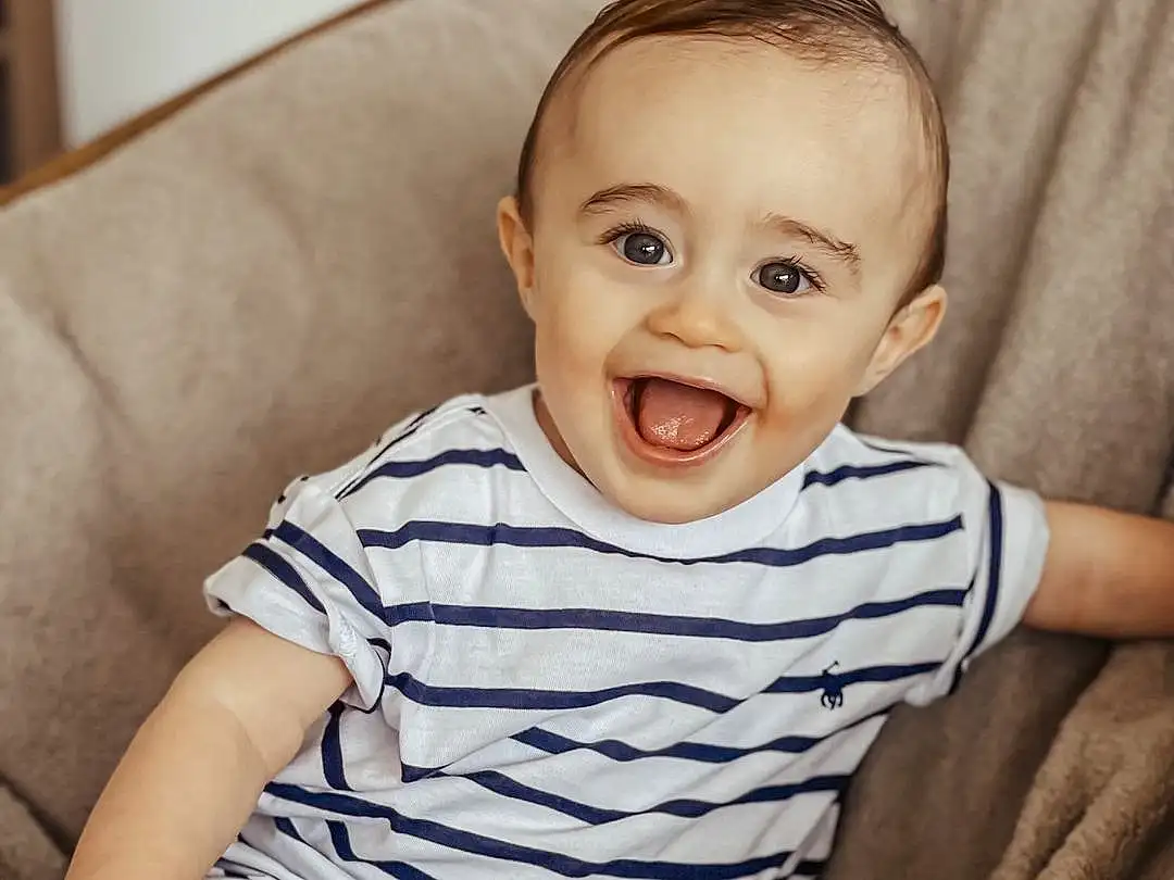 Visage, Joue, Sourire, Peau, Head, Lip, Chin, Shoulder, Mouth, Jambe, Muscle, Comfort, Neck, Human Body, Couch, Sleeve, Baby & Toddler Clothing, Flash Photography, Iris, Happy, Personne