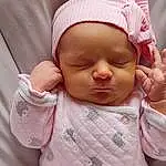 Nez, Joue, Peau, Head, Lip, Chin, Hand, Mouth, Eyebrow, Comfort, Baby Sleeping, Sourire, Baby & Toddler Clothing, Textile, Sleeve, Baby, Finger, Rose, Headgear, Personne