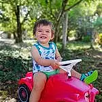 Visage, Tire, Wheel, Plante, Photograph, Riding Toy, Vehicle, Yeux, Sourire, Automotive Tire, People In Nature, Baby & Toddler Clothing, Happy, Arbre, Rose, Herbe, Bambin, Fender, Summer, Fun, Personne, Joy