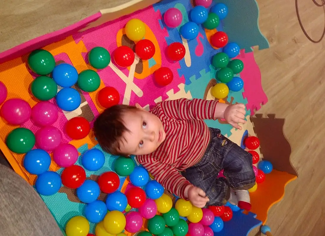 Ball Pit, Jouets, Baby Playing With Toys, Fun, Enfant, Bambin, Leisure, Baby, Baby & Toddler Clothing, Baby Toys, Room, Play, Event, Baballe, Baby Products, Bois, Assis, Sharing, Aire de jeux, Personne