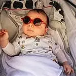 Lunettes, Joue, Vision Care, Goggles, Comfort, Sunglasses, Baby & Toddler Clothing, Sleeve, Baby Safety, Seat Belt, Eyewear, Baby Carriage, Baby, Bambin, Baby In Car Seat, Car Seat, Sourire, Baby Products, Linens, Enfant, Personne