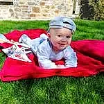 Sourire, Plante, People In Nature, Arbre, Happy, Herbe, Baby, Comfort, Leisure, Bambin, Pelouse, Baby & Toddler Clothing, Fun, Recreation, Grassland, Event, Assis, Carmine, Enfant, Personne, Headwear