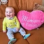 Joue, Sourire, Peau, Head, Bras, Jambe, Mouth, Comfort, Human Body, Baby & Toddler Clothing, Textile, Sleeve, Happy, Finger, Rose, Lap, Bambin, Enfant, Personne