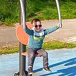 Sourire, Plante, Leisure, Herbe, Asphalt, Fun, Recreation, Happy, Balance, Arbre, T-shirt, Outdoor Play Equipment, Pole, Sports, Vacation, Enfant, Rope, Physical Fitness, Personne, Joy