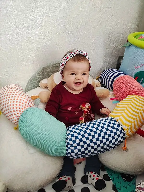 Visage, Peau, Head, Sourire, Yeux, Jambe, Comfort, Textile, Baby, Happy, Baby & Toddler Clothing, Thigh, Sock, Lap, Rose, Cap, Red, Bambin, Knee, Fun, Personne
