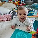 Joue, Peau, Head, Sourire, Baby Playing With Toys, Facial Expression, Blanc, Jouets, Bleu, Green, Textile, Baby & Toddler Clothing, Yellow, Baby, Bambin, Happy, Enfant, People, Personne