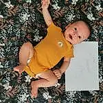 Jambe, Sourire, People In Nature, Textile, Happy, Thigh, Flash Photography, Baby & Toddler Clothing, Baby, Trunk, Bambin, Enfant, Fun, Human Leg, Pattern, Leisure, Herbe, Abdomen, Assis, Room, Personne