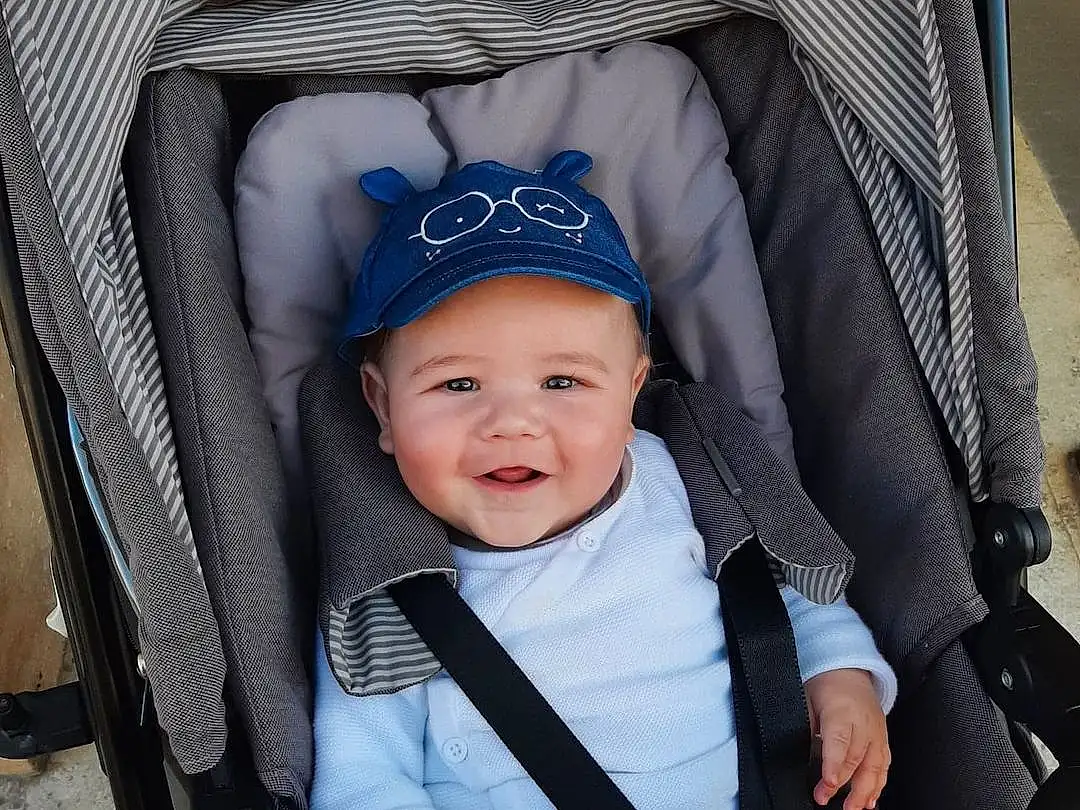 Sourire, Photograph, Blanc, Baby, Baby Carriage, Baby Safety, Bambin, Comfort, Enfant, Baby & Toddler Clothing, Baby Products, Electric Blue, Auto Part, Service, Assis, Personne, Headwear