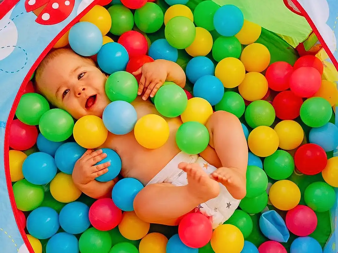 Nourriture, Green, Yellow, Fun, Ball Pit, People, Sweetness, Enfant, Ingredient, Confectionery, Mixture, Event, Balloon, Play, Icing, Bambin, Party Supply, Cuisine, Food Additive, Snack, Personne