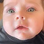Forehead, Nez, Joue, Peau, Lip, Eyebrow, Yeux, Mouth, Eyelash, Jaw, Neck, Iris, Oreille, Baby, Bambin, Close-up, Enfant, Portrait Photography, Baby & Toddler Clothing, No Expression