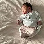 Comfort, Sleeve, Baby & Toddler Clothing, Baby, Bambin, Gesture, Baby Sleeping, Linens, Bedtime, Collar, Sieste, Assis, Sleep, Baby Products, Carmine, Bedding, Portrait Photography, Enfant, Personne
