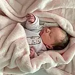 Visage, Peau, Head, Hand, Facial Expression, Comfort, Textile, Baby, Baby & Toddler Clothing, Rose, Finger, Bambin, Baby Sleeping, Linens, Enfant, Thumb, Baby Products, Close-up, Bedtime, Sleep, Personne