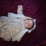 Joue, Peau, Head, Yeux, Comfort, Jambe, Human Body, Bois, Baby, Baby & Toddler Clothing, Flash Photography, Headgear, Finger, Bambin, Baby Products, Linens, Enfant, Assis, Couch, Herbe, Personne, Joy