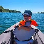 Eau, Ciel, Boat, Watercraft, Plant Community, Boats And Boating--equipment And Supplies, Lifejacket, Lake, Leisure, Chapi Chapo, Oar, Vehicle, Arbre, Recreation, Personal Protective Equipment, Waterway, Baseball Cap, Skiff, Bambin, Personne, Headwear