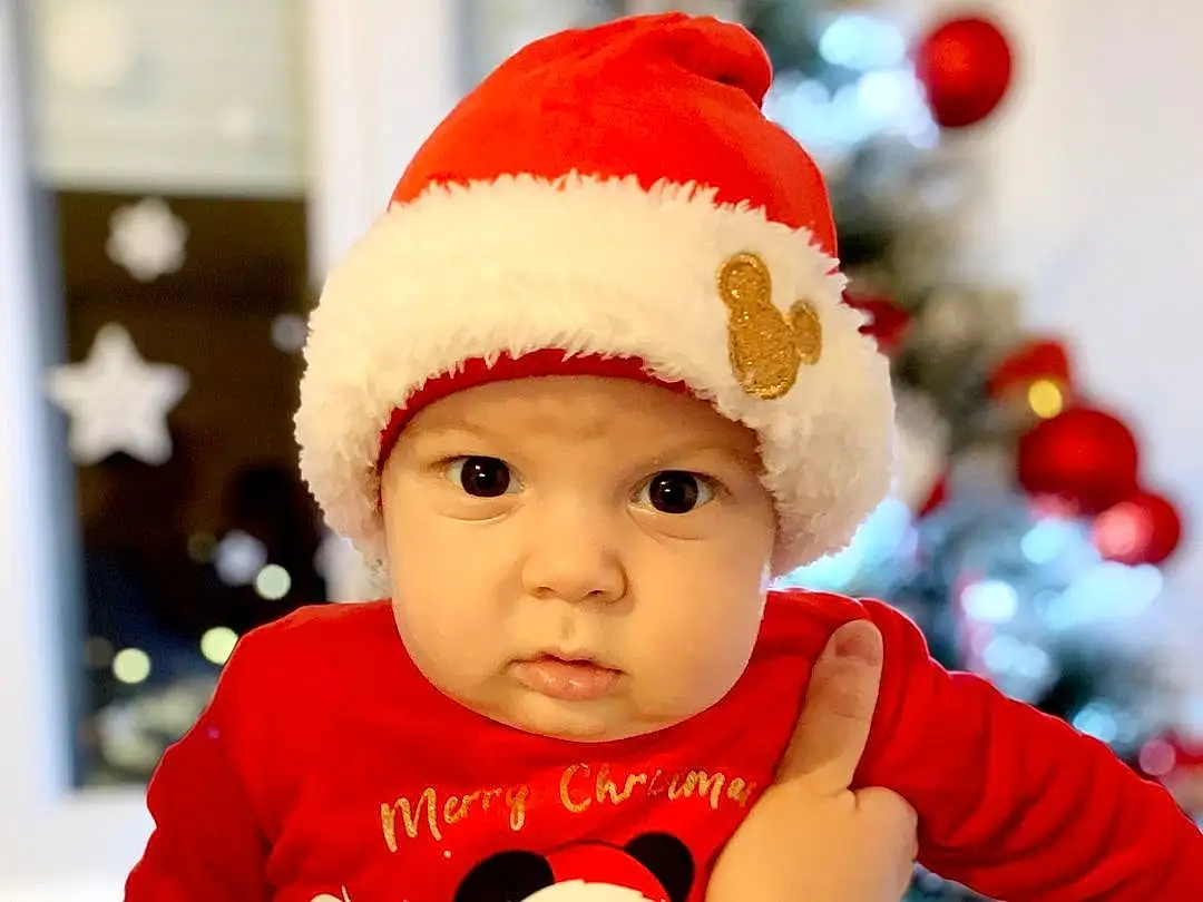 Photograph, Facial Expression, Blanc, Cap, Sleeve, Baby & Toddler Clothing, Happy, Red, Headgear, Baby, Bambin, Costume Hat, Beauty, Event, Enfant, Hiver, Holiday, Chapi Chapo, Christmas Eve, NoÃ«l, Personne, Headwear