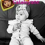 Facial Expression, Blanc, Textile, Sleeve, Gesture, Finger, Happy, Enfant, Stuffed Toy, Font, Comfort, Baby & Toddler Clothing, Couch, Peluches, Fictional Character, Assis, Baby, Room, Poil, Personne, Headwear