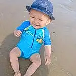 Eau, Baby & Toddler Clothing, Sleeve, Body Of Water, Plage, Happy, Cap, Bambin, Baby, Sand, Electric Blue, Fun, Sourire, Baseball Cap, Foot, Leisure, Barefoot, Chapi Chapo, T-shirt, Personal Protective Equipment, Personne, Joy, Headwear