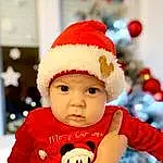 Photograph, Facial Expression, Blanc, Cap, Sleeve, Baby & Toddler Clothing, Happy, Red, Headgear, Baby, Bambin, Costume Hat, Beauty, Event, Enfant, Hiver, Holiday, Chapi Chapo, Christmas Eve, NoÃ«l, Personne, Headwear