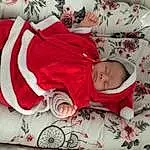 Blanc, Comfort, Sleeve, Santa Claus, Red, Lap, Baby, Baby & Toddler Clothing, Bambin, Linens, Font, Pattern, Event, Holiday, Bedding, Enfant, Carmine, NoÃ«l, Baby Sleeping, Room, Personne