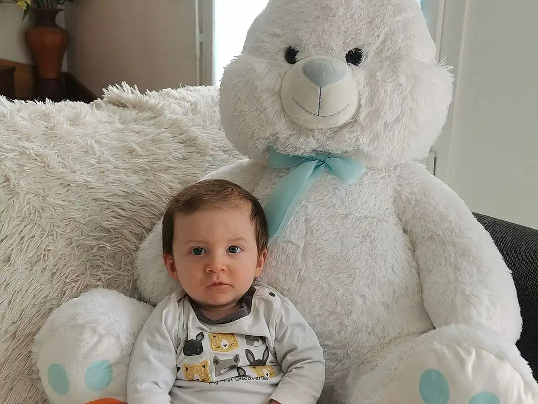 Peau, Head, Photograph, Yeux, Blanc, Comfort, Lapin, Jouets, Textile, Yellow, Happy, People, Baby & Toddler Clothing, Couch, Stuffed Toy, Baby, Bambin, Enfant, Personne