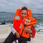 Cloud, Eau, Ciel, Sourire, Boat, Lifejacket, Sleeve, Boats And Boating--equipment And Supplies, Vehicle, Recreation, Leisure, Watercraft, Jacket, Voyages, Personal Protective Equipment, Bambin, Lake, Fun, Water Transportation, Personne, Joy