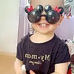 Clothing, Visage, Lunettes, Sourire, Bras, Goggles, Blanc, Vision Care, Eyewear, Sleeve, T-shirt, Sunglasses, Bambin, Sportswear, Personal Protective Equipment, Helmet, Baby & Toddler Clothing, Happy, Fictional Character, Fun, Personne, Joy