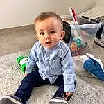 Joue, Sourire, Sleeve, Baby & Toddler Clothing, Happy, Baby, Bambin, People, Assis, Fun, Comfort, Enfant, Play, Herbe, People In Nature, Knee, Room, Soil, Sock, Personne, Surprise