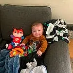 Comfort, Lap, Jouets, Couch, Baby, Bambin, People, Baby & Toddler Clothing, Living Room, Enfant, Assis, Stuffed Toy, Linens, Baby Products, Picture Frame, Fun, Room, Throw Pillow, Chair, Personne