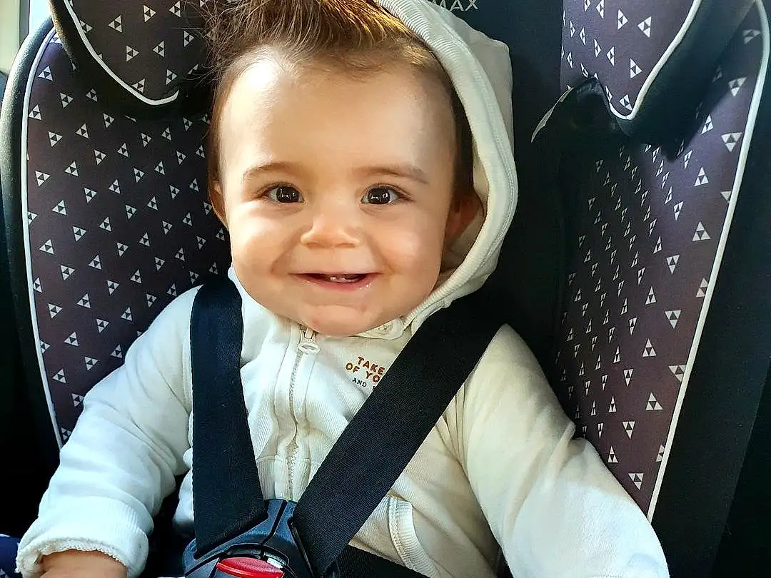 Sourire, Facial Expression, Blanc, Black, Comfort, Baby & Toddler Clothing, Cool, Happy, Bambin, Baby, Baby In Car Seat, Fun, Enfant, Car Seat, Space, Baby Carriage, Auto Part, Lap, Electric Blue, Assis, Personne, Joy
